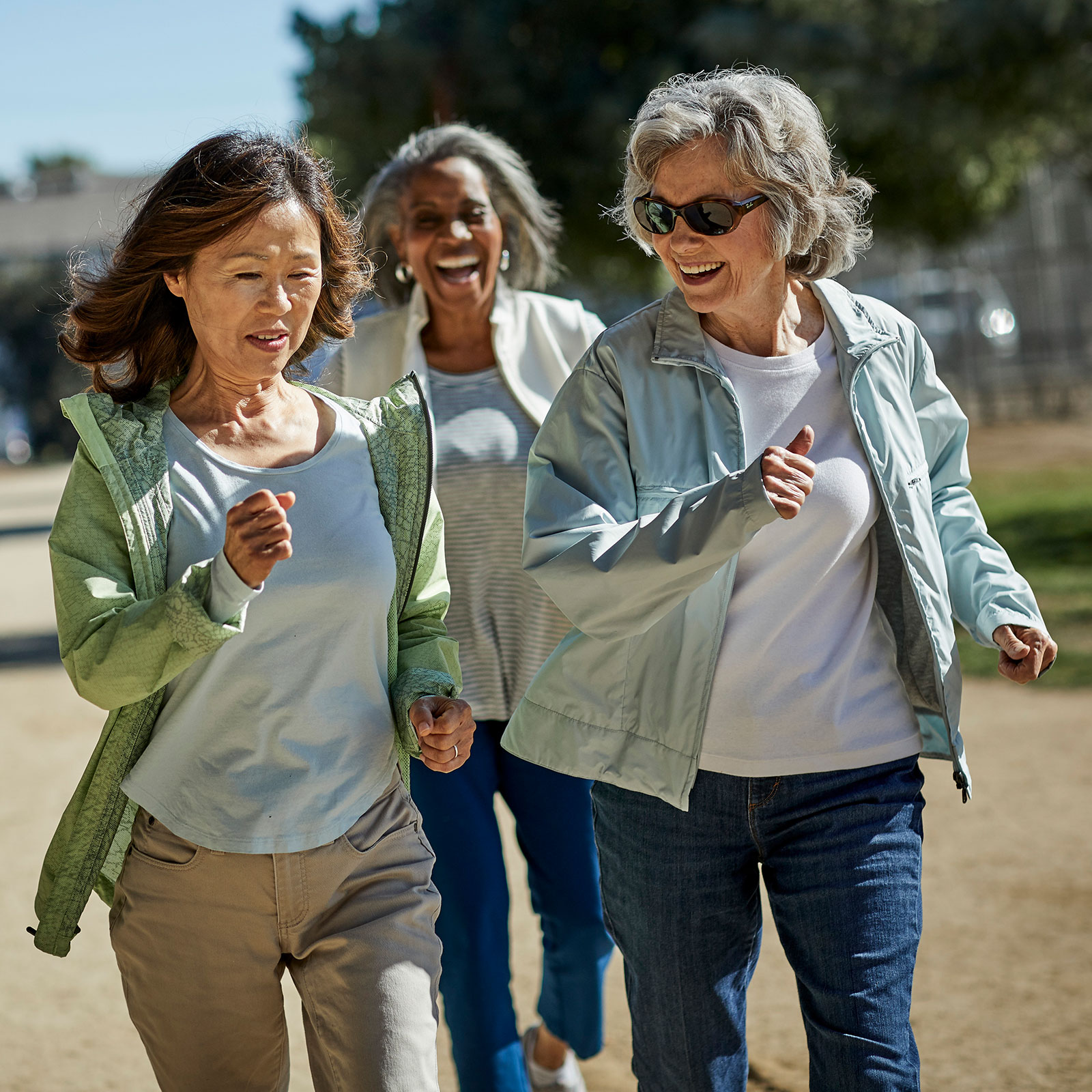 Un grupo de mujeres caminando al aire libre.
