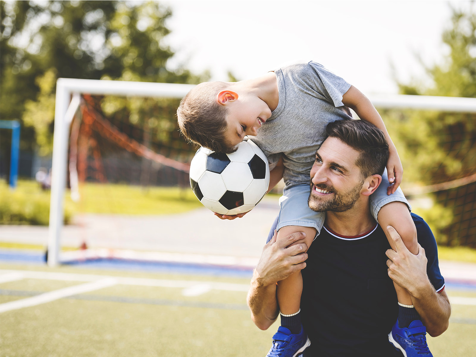 padre e hijo jugando al fútbol