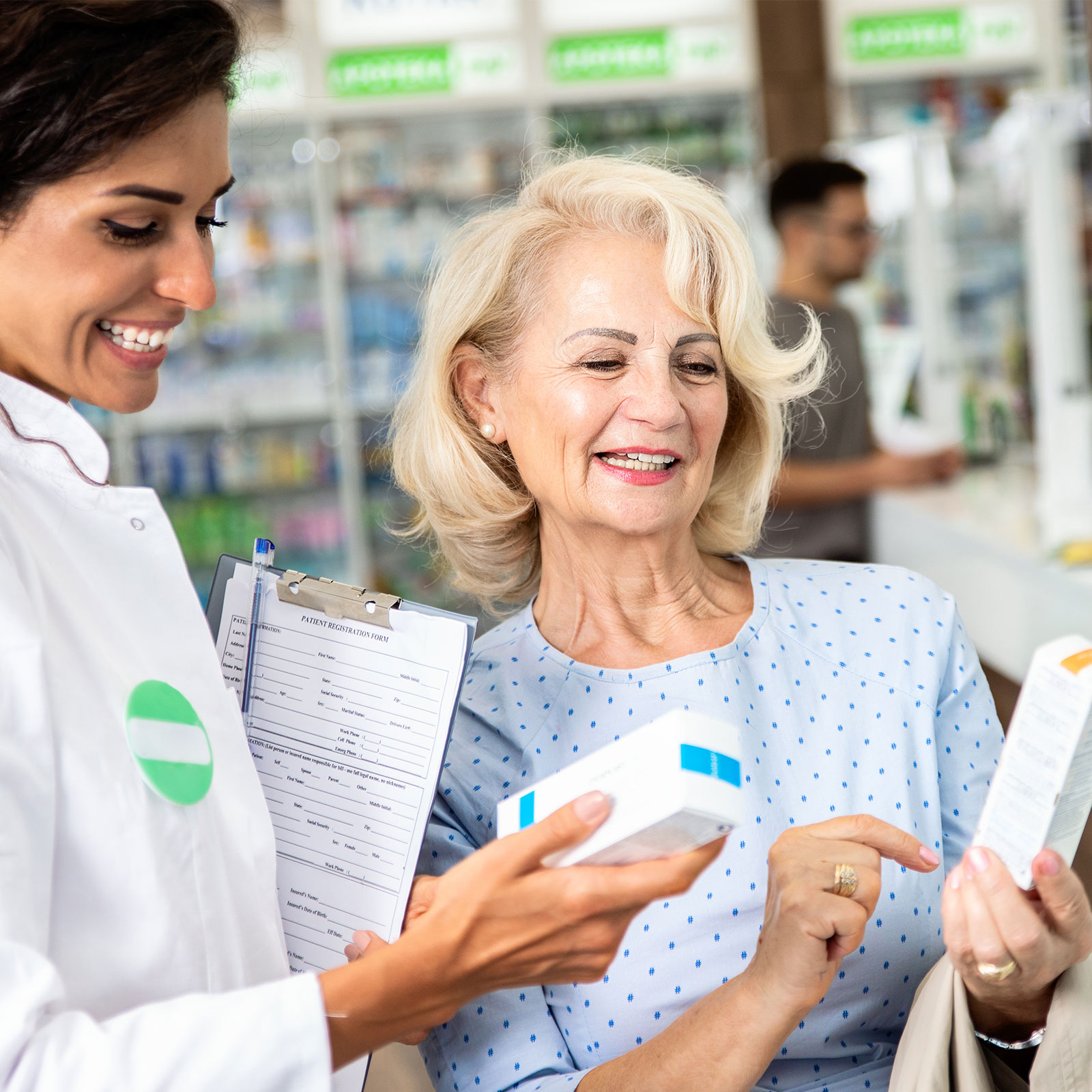 Mujer mayor y farmacéutica revisando medicamentos en una farmacia.