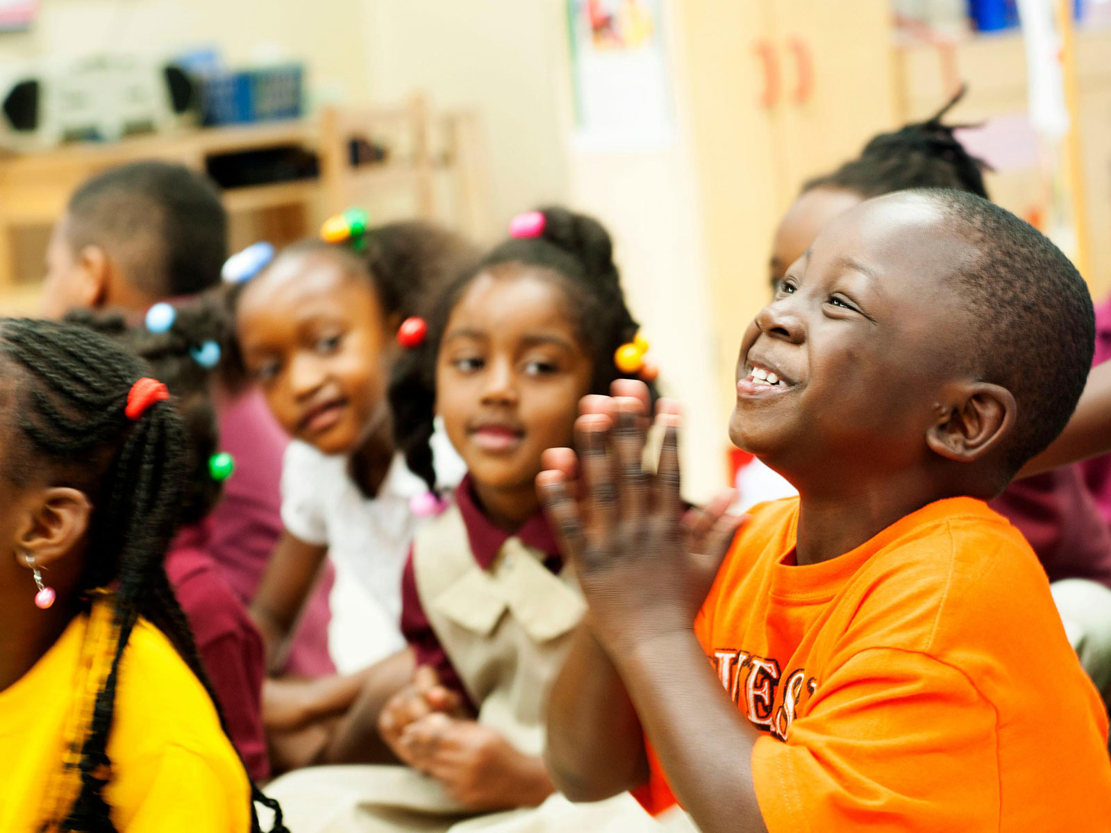 Niños afroamericanos riendo y sonriendo.