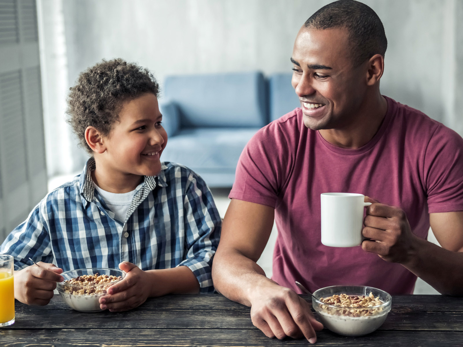 Padre e hijo comiendo un desayuno saludable