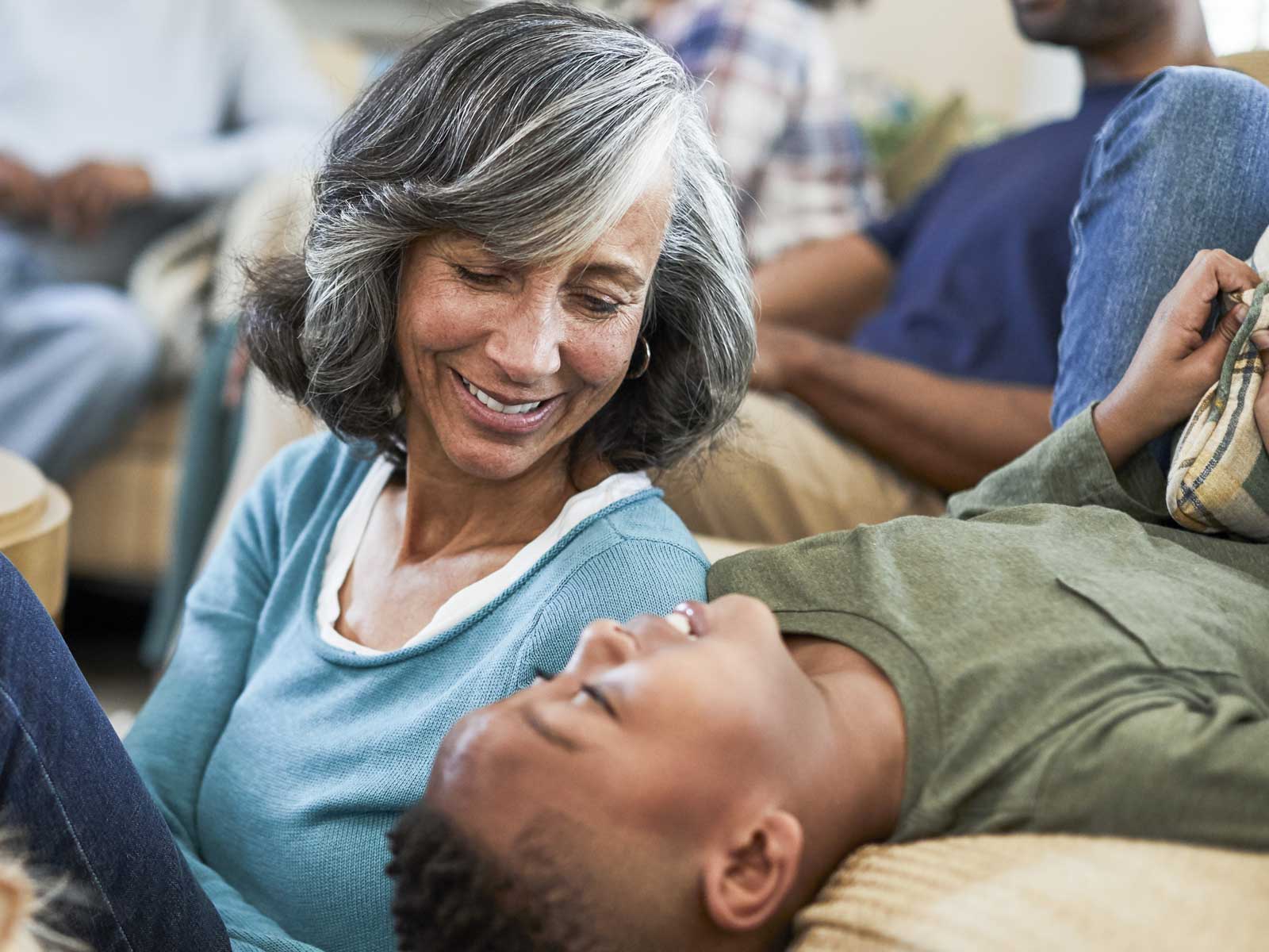 Una abuela y su nieto mirándose y sonriendo.