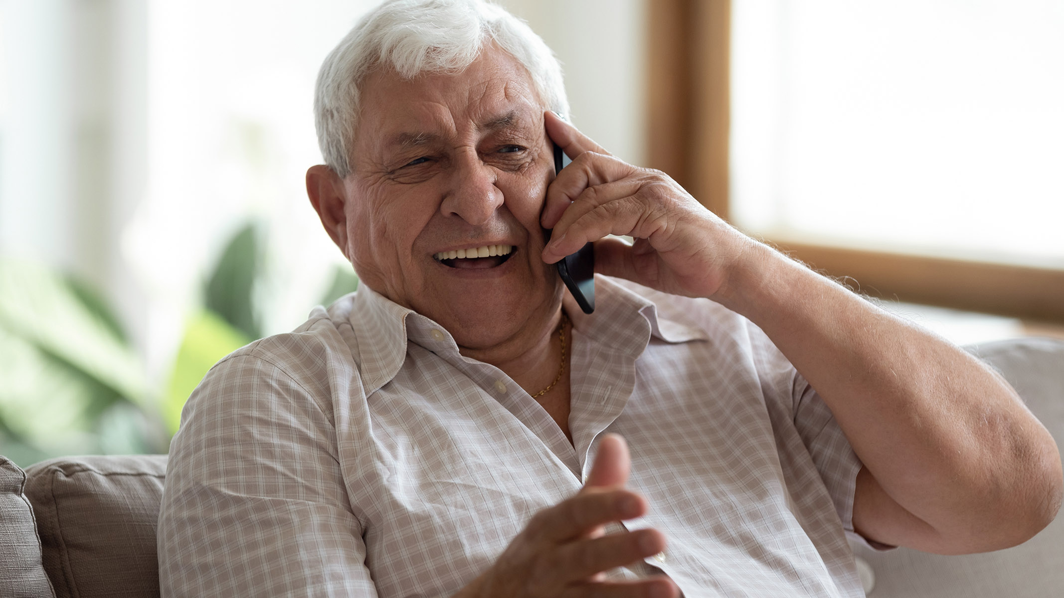 Afiliado de Medicare recibe asistencia por teléfono