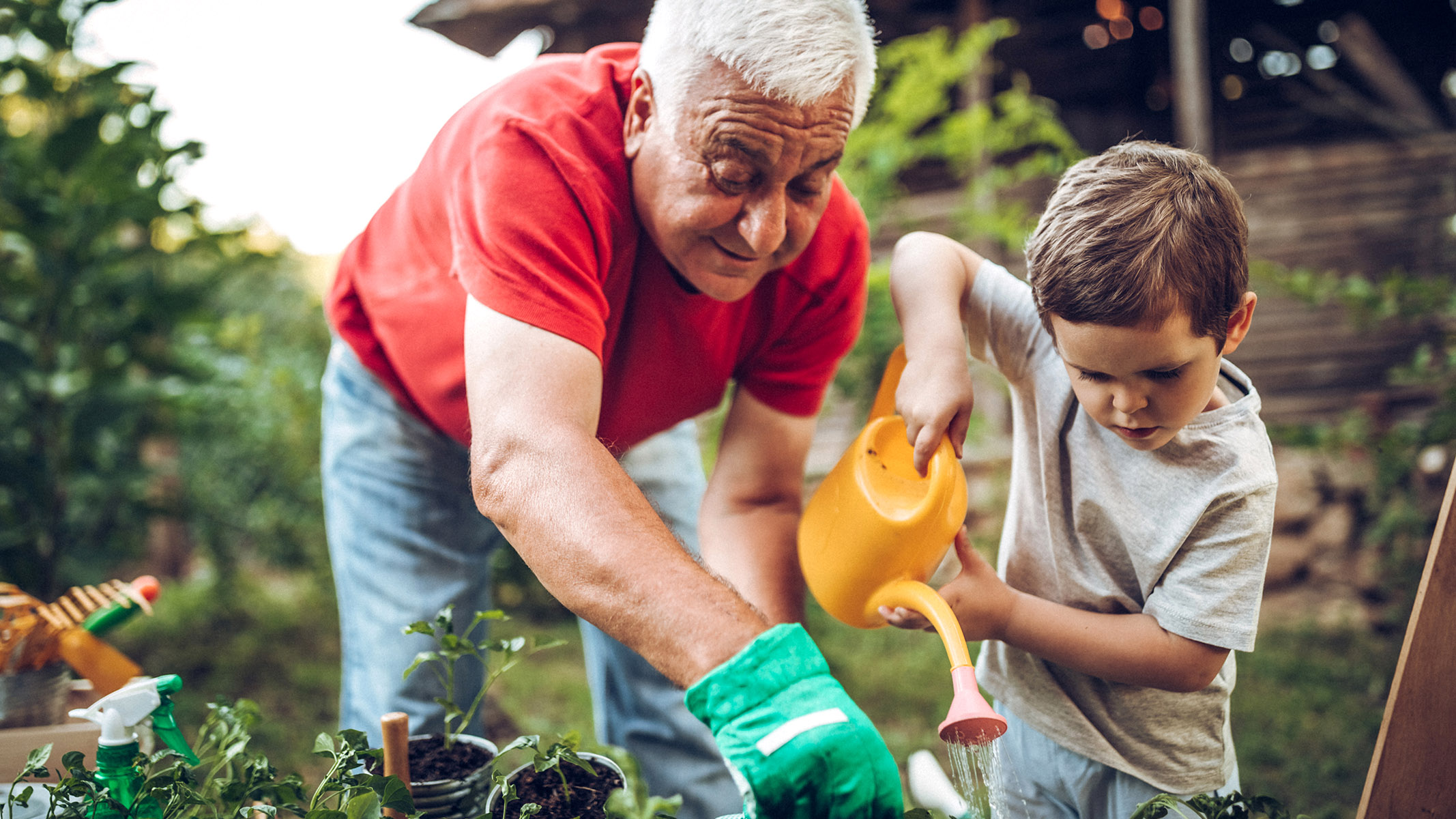 Abuelo trabaja en el jardín con su nieto