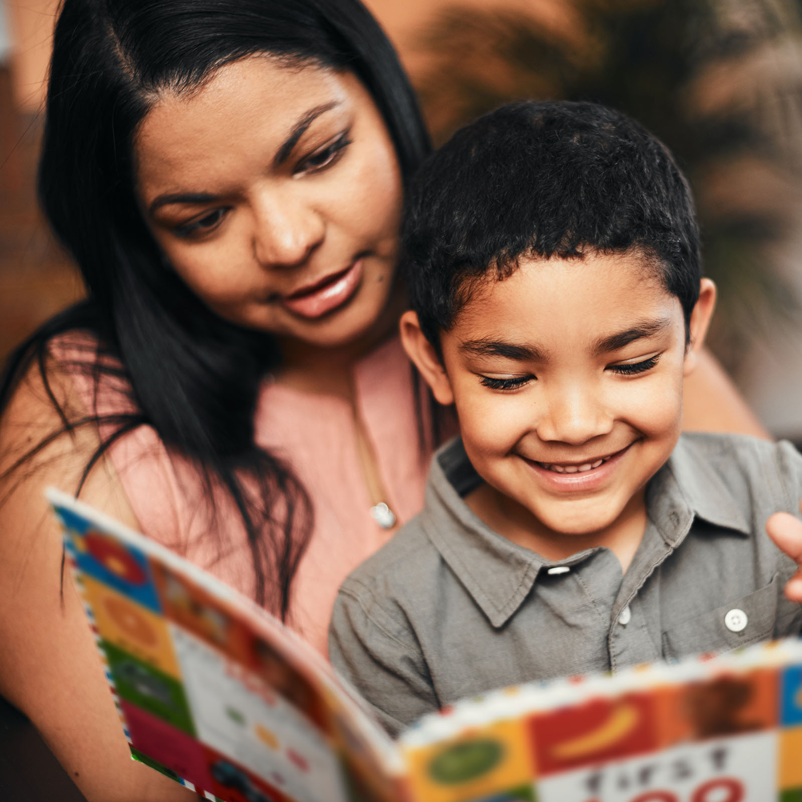 Madre e hijo leen un libro juntos
