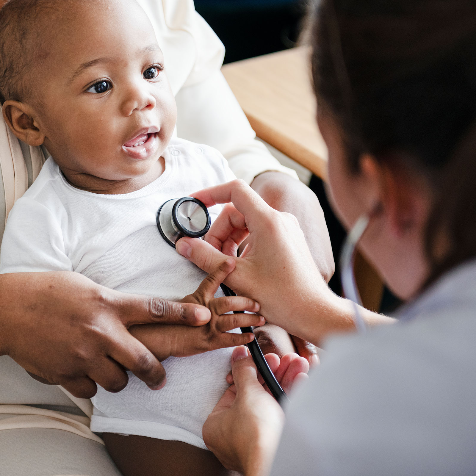 Médico de Medicaid escuchando latidos de un bebé.