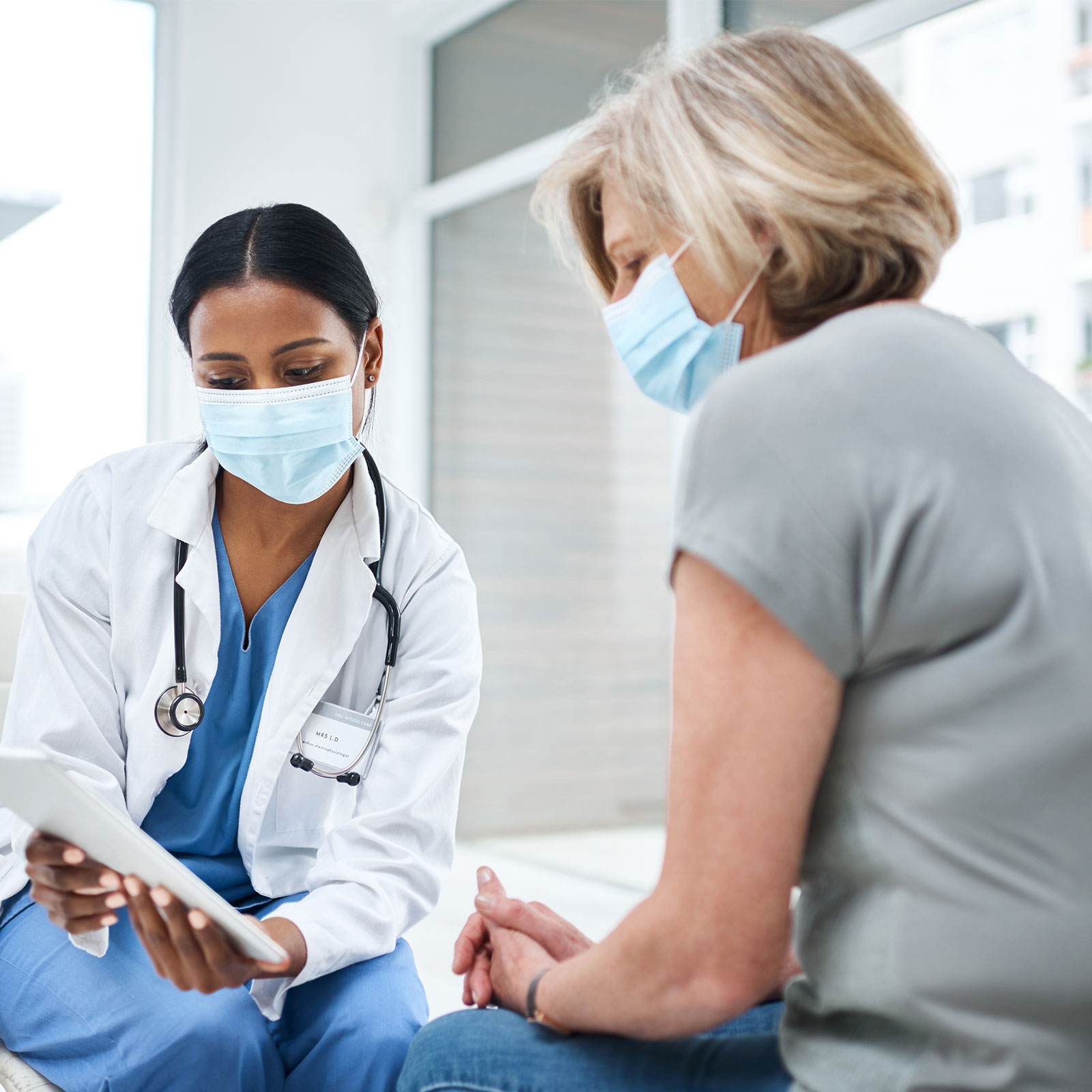 paciente hablando con su médica mientras miran una tablet