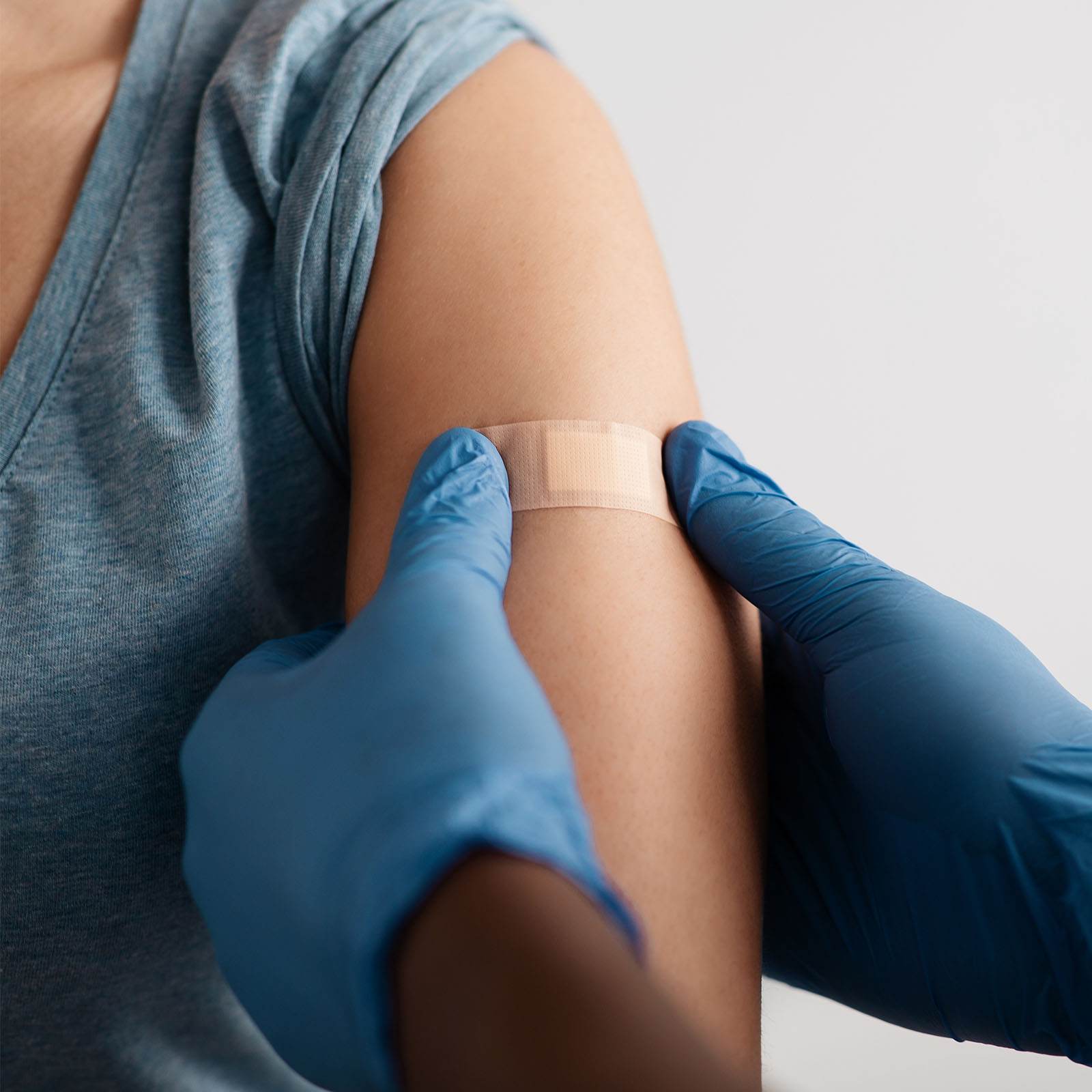 Afiliado de Medicaid se vacuna contra el COVID-19