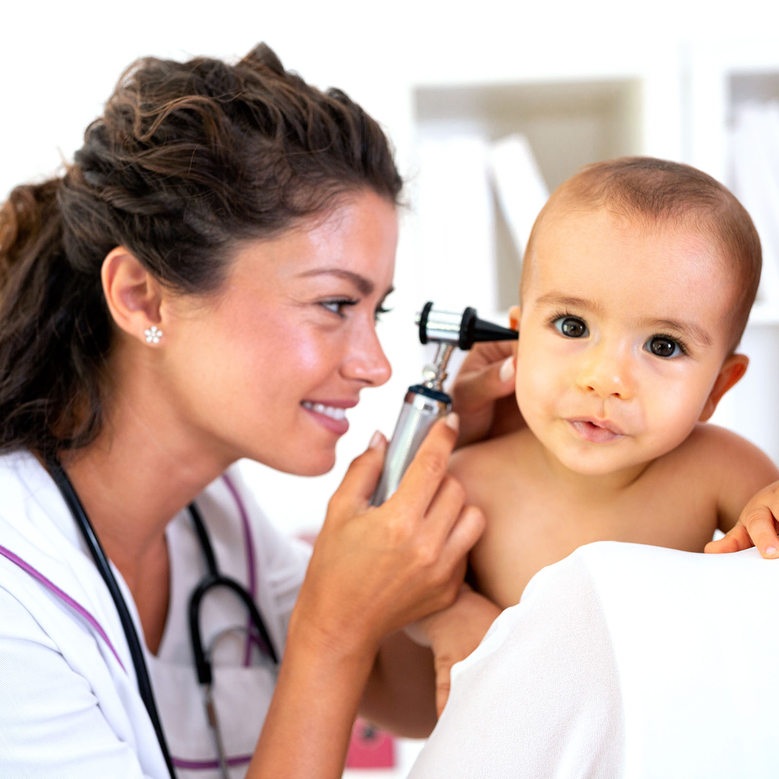 Médico de Medicaid examina el oído de un bebé