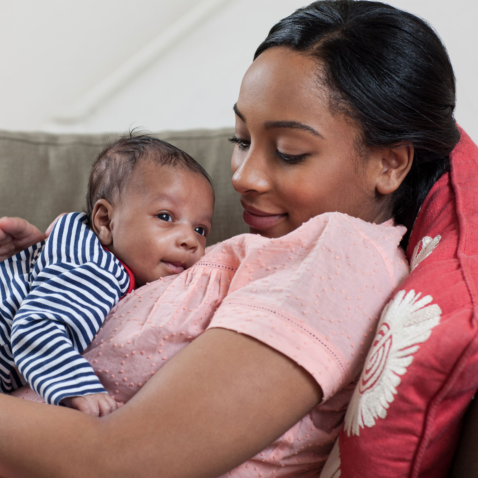 Afiliada de Medicaid con un recién nacido en brazos