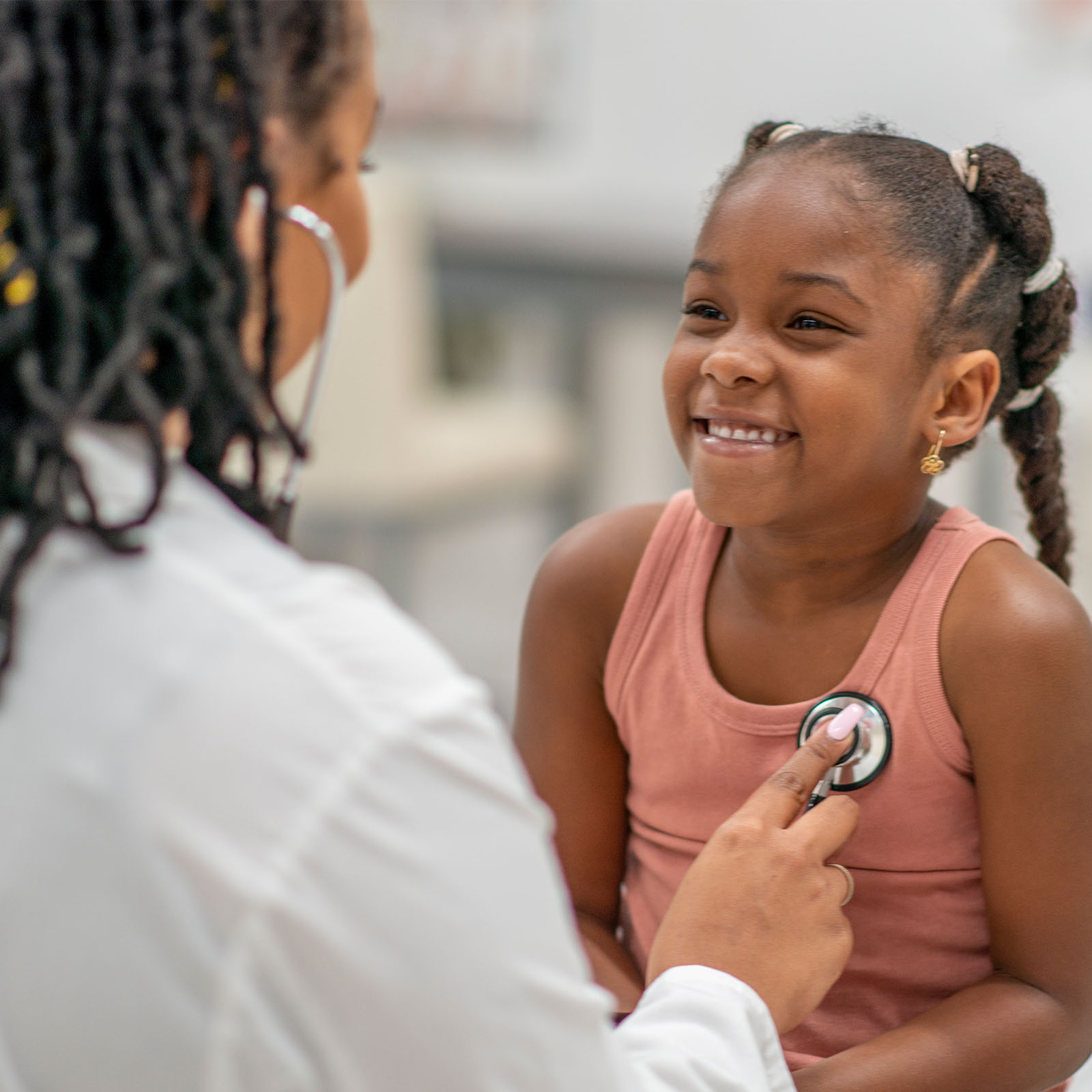 Médico de Medicaid escucha el latido cardíaco de una niña