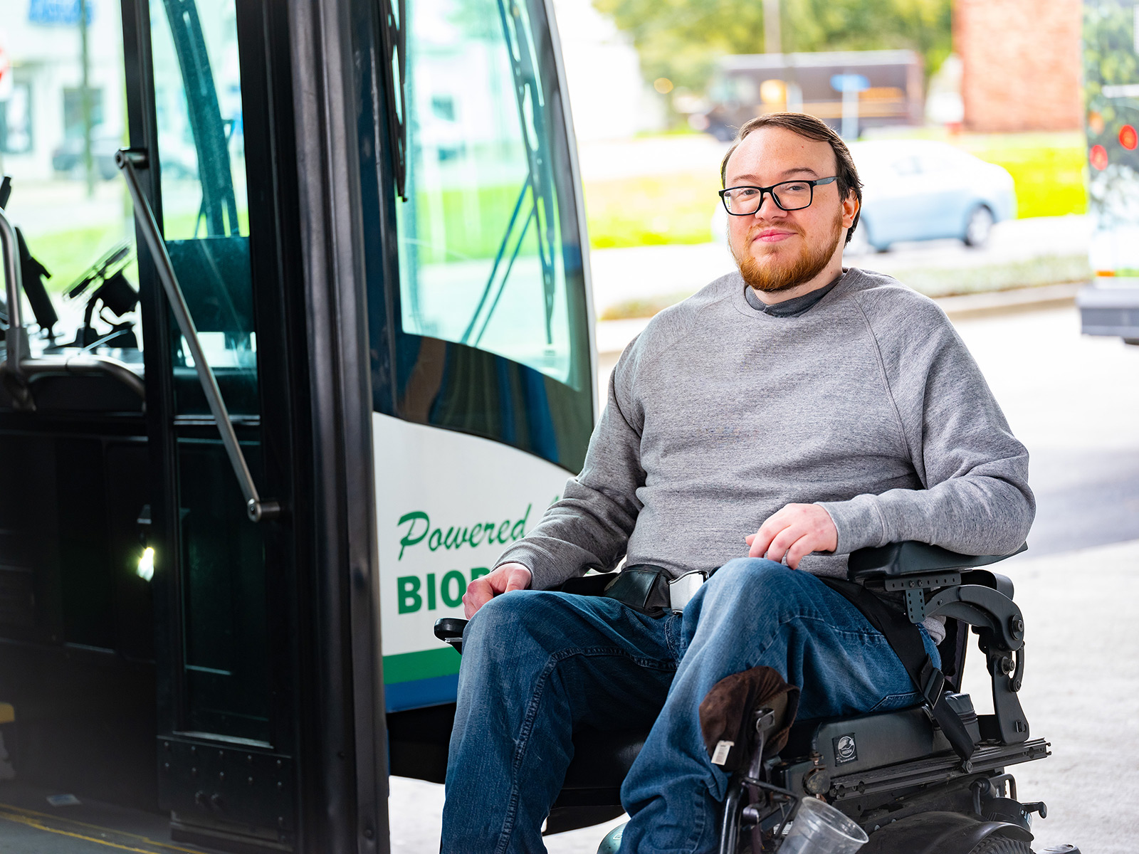 Afiliado de Medicaid en silla de ruedas esperando el transporte